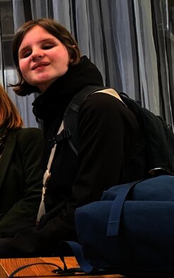 Afbeelding met persoon, binnen Automatisch gegenereerde beschrijving